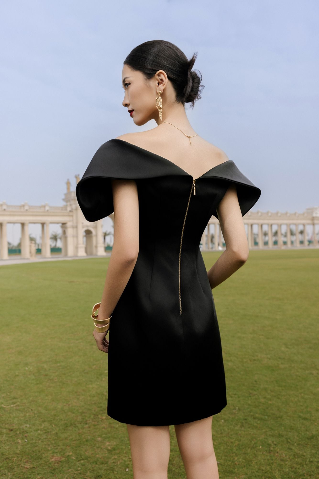  ĐẦM NGẮN XẾP NGANG VAI 