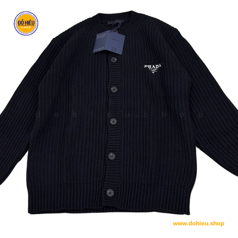 Áo cardigan Prada dành cho nam, nữ xuống phố