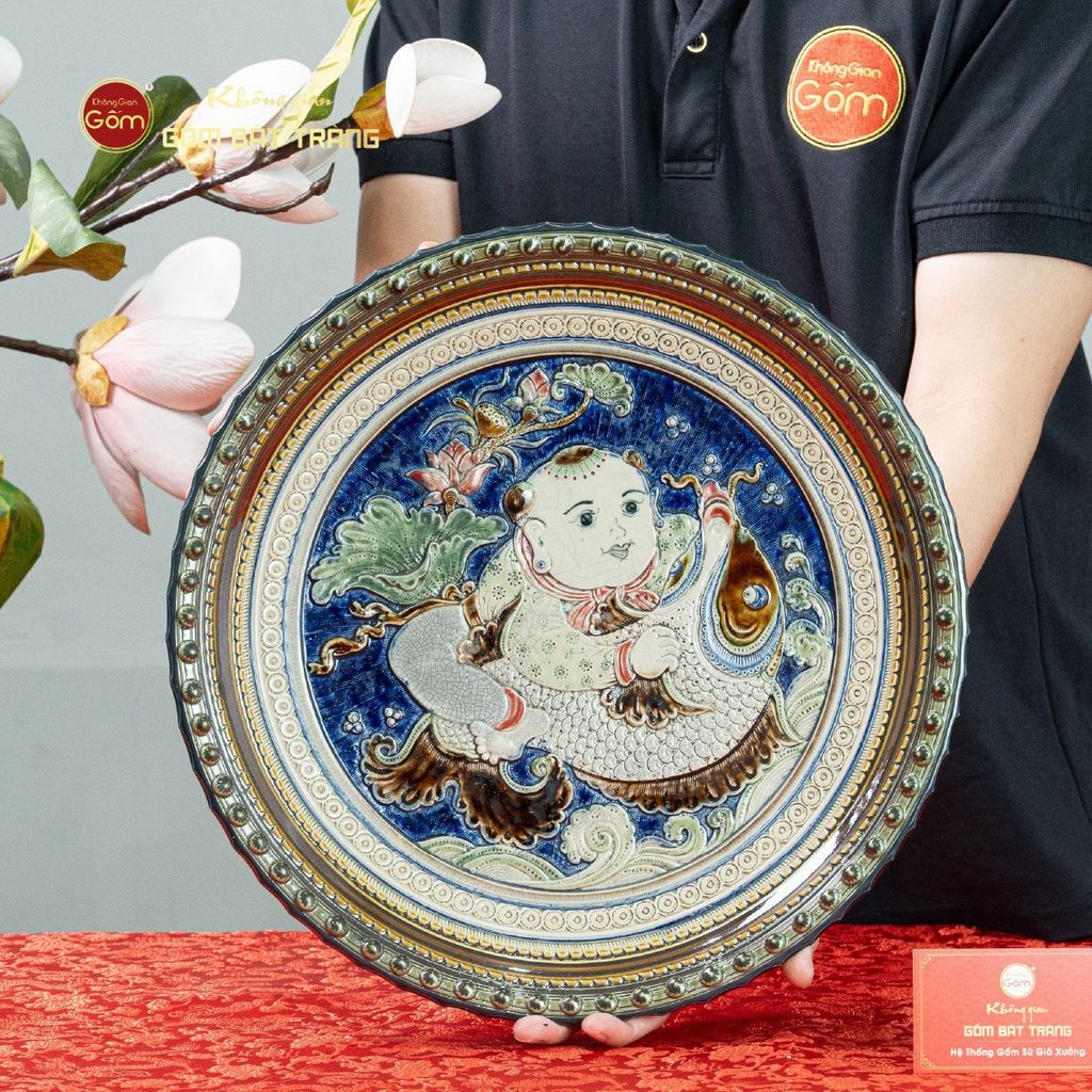 Đĩa Trưng Bày Đắp Nổi Vẽ Màu Chú Bé Ôm Cá