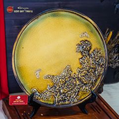 Đĩa Trưng Bày Hoa Mẫu Đơn Đắp Nổi Men Hoàng Thổ
