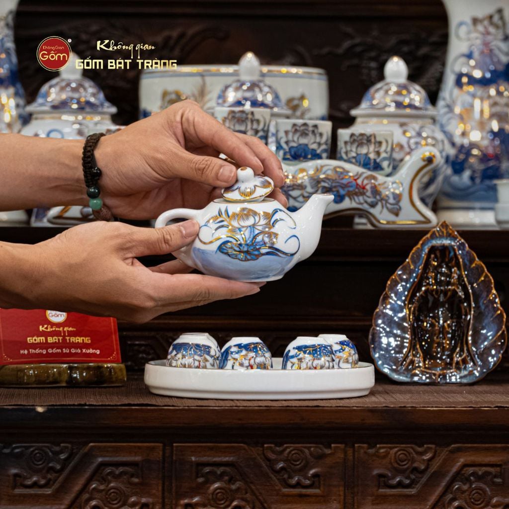 Bộ Ấm Chén Thờ Men Lam Vẽ Vàng Họa Tiết Hoa Sen