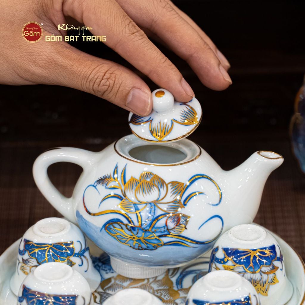 Bộ Ấm Chén Thờ Men Lam Vẽ Vàng Họa Tiết Hoa Sen
