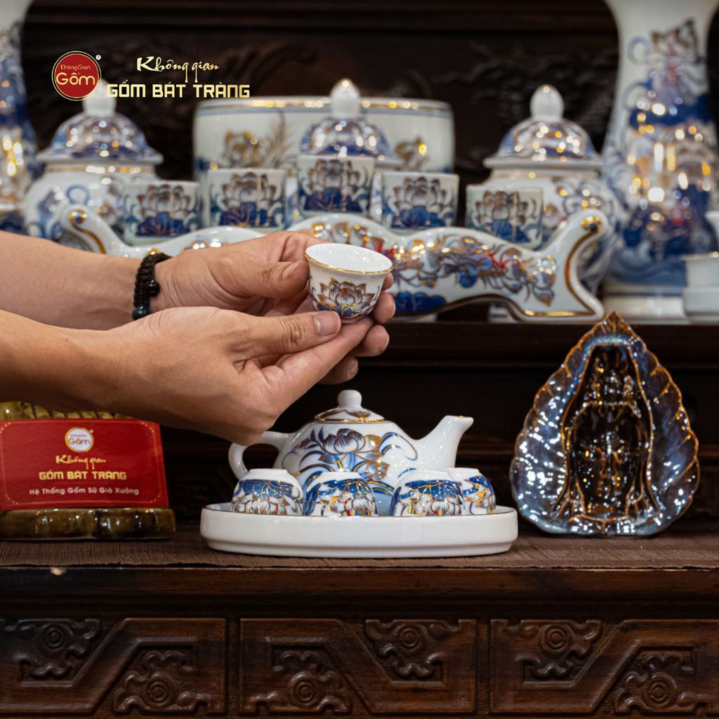 Bộ Ấm Chén Thờ Men Lam Vẽ Vàng Họa Tiết Hoa Sen