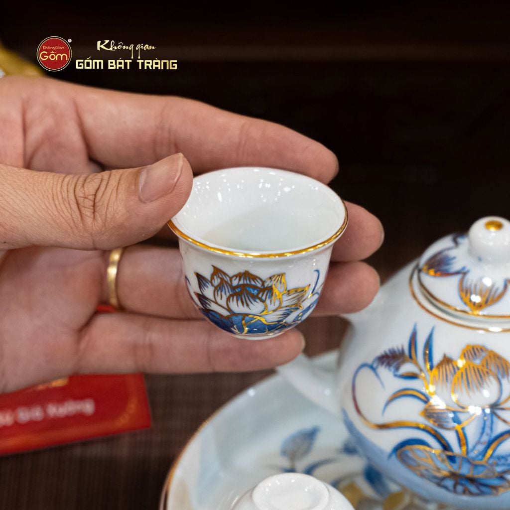 Bộ Ấm Chén Thờ Men Lam Vẽ Vàng Họa Tiết Hoa Sen
