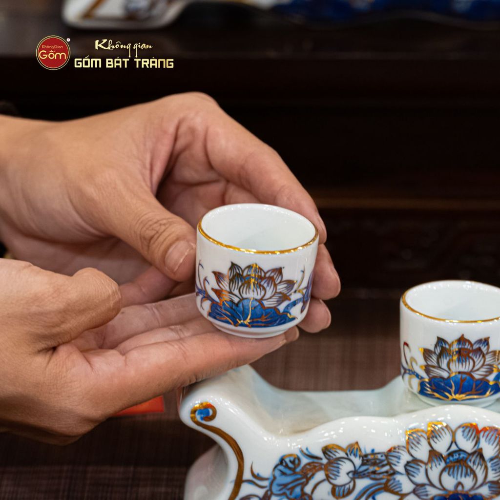 Bộ Kỷ Ngai 3 Chén Thờ Men Lam Vẽ Vàng Họa Tiết Hoa Sen