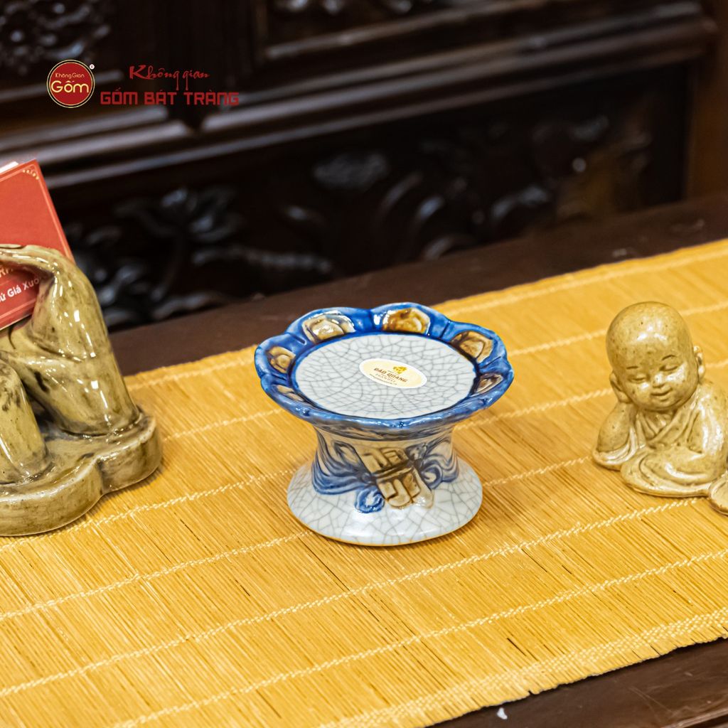 Chân Nến Thờ Men Rạn Họa Tiết Cuốn Thư