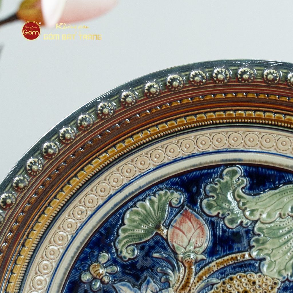 Đĩa Trưng Bày Đắp Nổi Vẽ Màu Hoa Sen