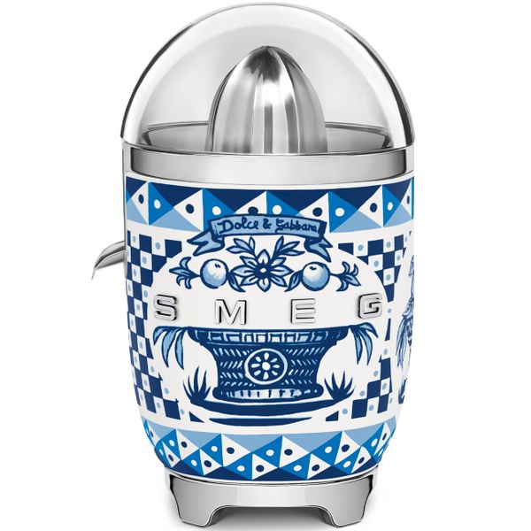 Máy vắt cam Smeg 50's Style CJF01DGBEU - Smeg x Dolce&Gabbana - Smeg CJF01 - Bí quyết cho những ly nước cam tươi ngon mỗi ngày. Với Smeg CJF01, 
