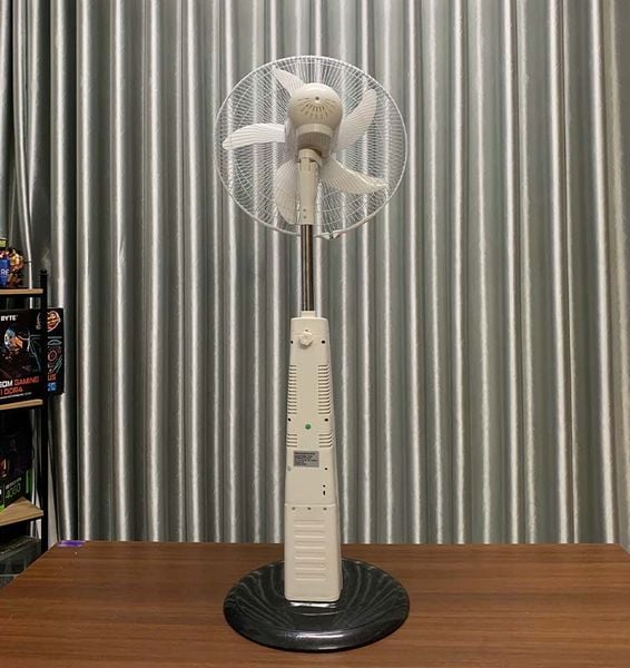 Quạt Tích Điện Năng Lượng Mặt Trời 30W - Quạt Cây, 5 Cánh, 16 inch, Điều khiển từ xa