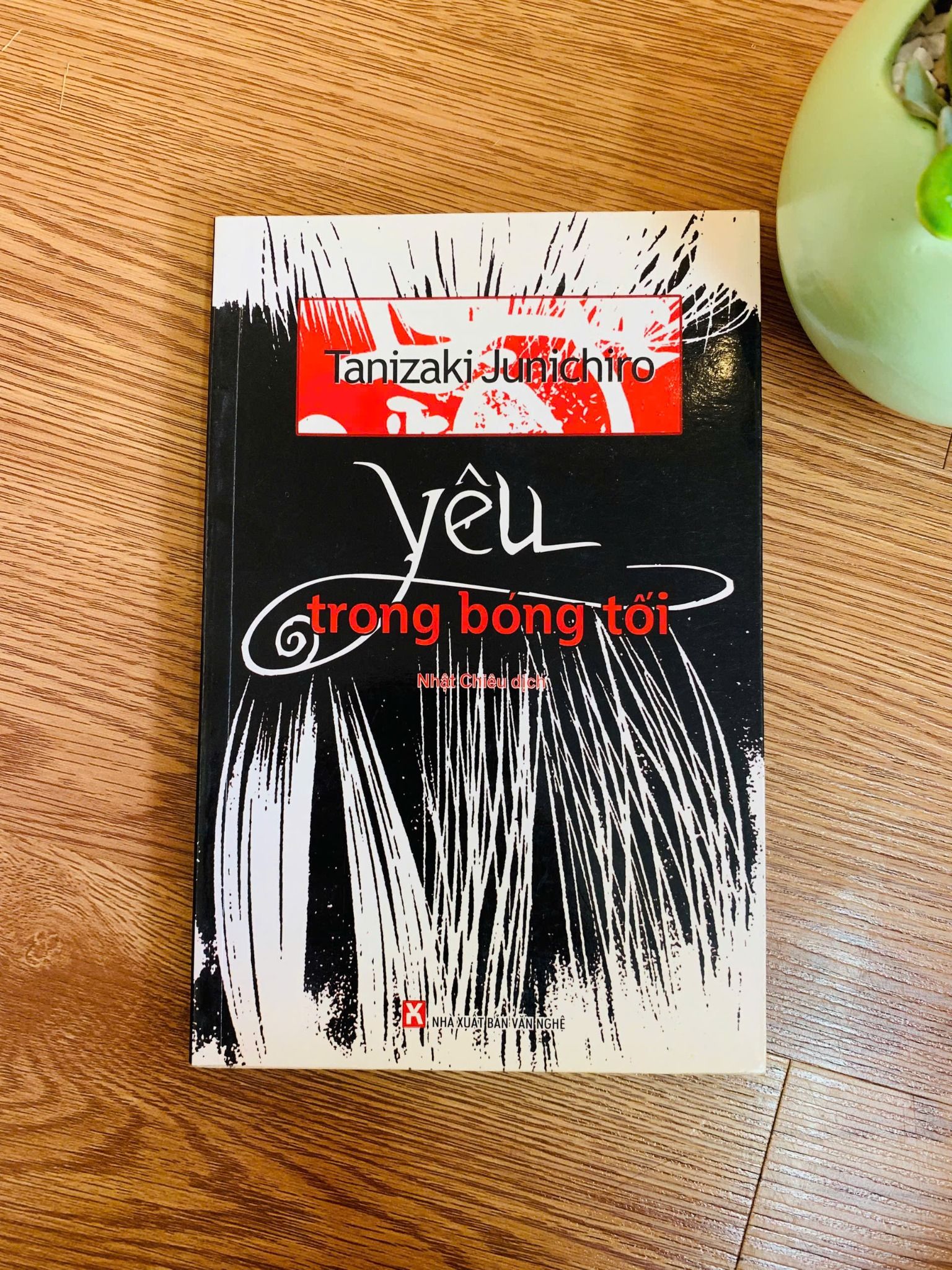  Yêu trong bóng tối - Tanizaki Junichiro 