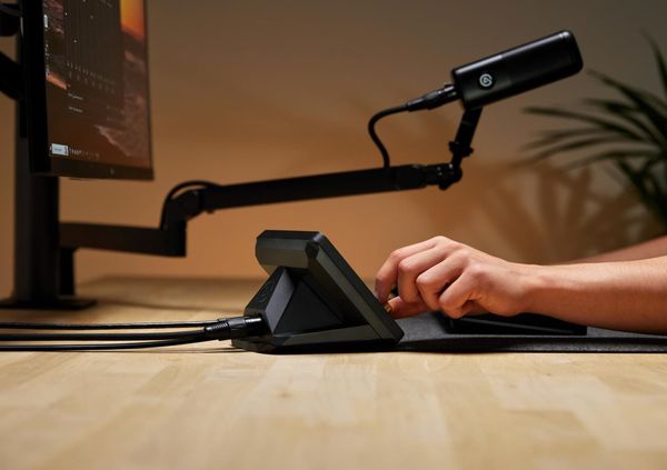 Thiết bị Stream Elgato XLR Dock for Stream Deck + 10GBM9901