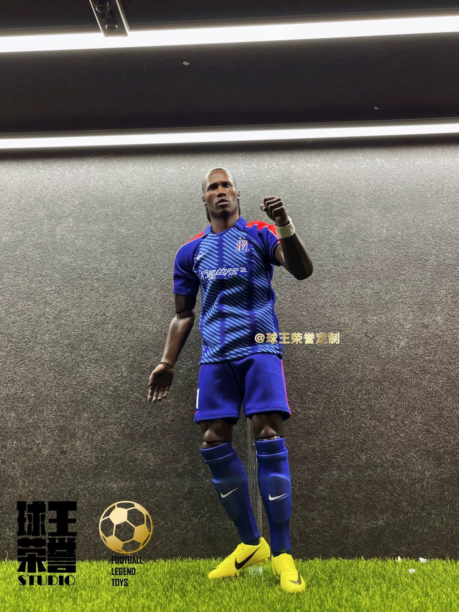  Mô hình cầu thủ bóng đá Didier Drogba voi rừng tỷ lệ 1/6. 