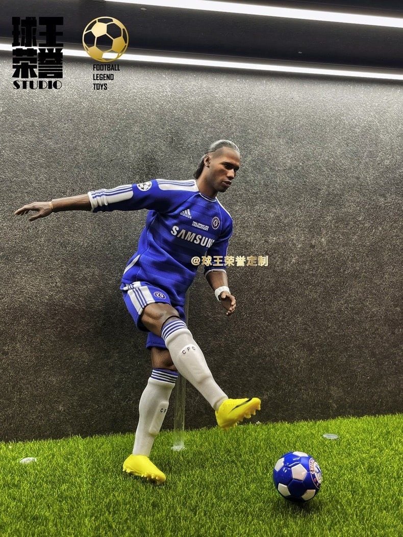  Mô hình cầu thủ bóng đá Didier Drogba voi rừng tỷ lệ 1/6. 