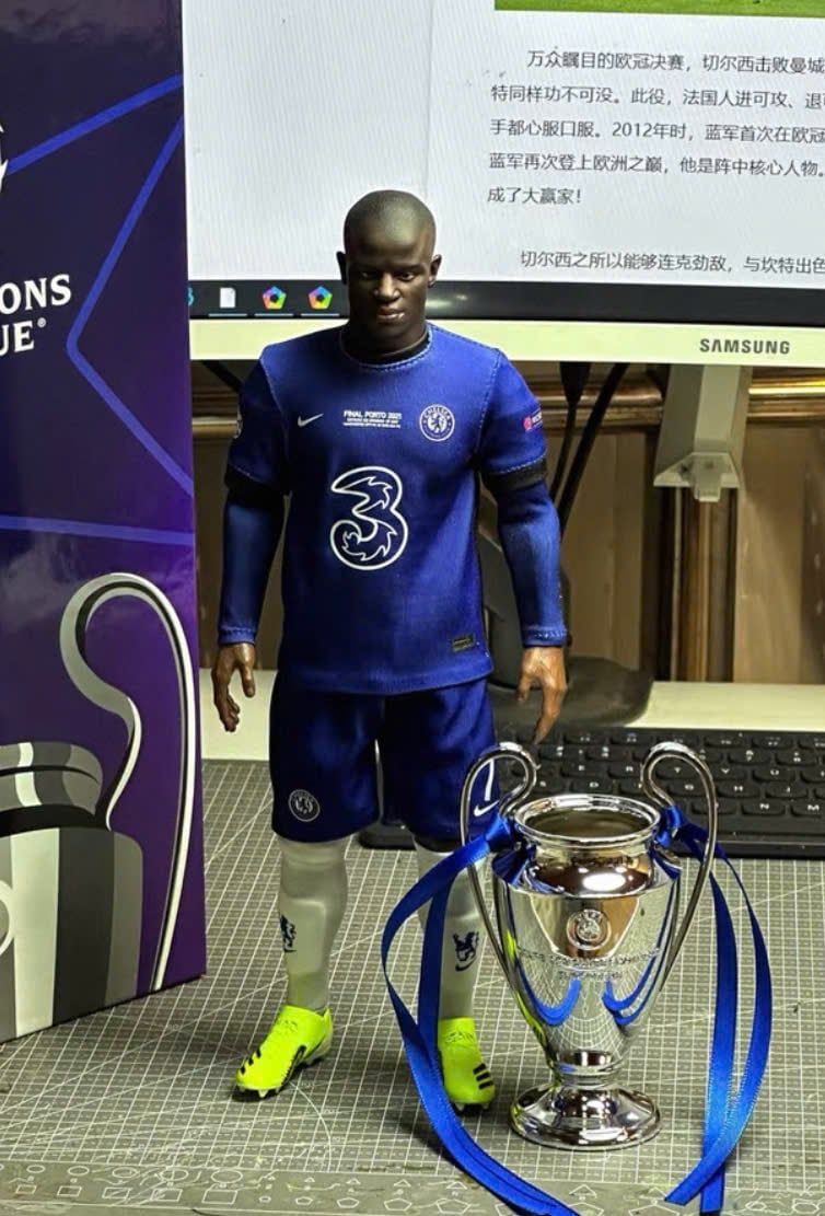  Mô hình cầu thủ bóng đá Kante Chelsea tỷ lệ 1/6. 