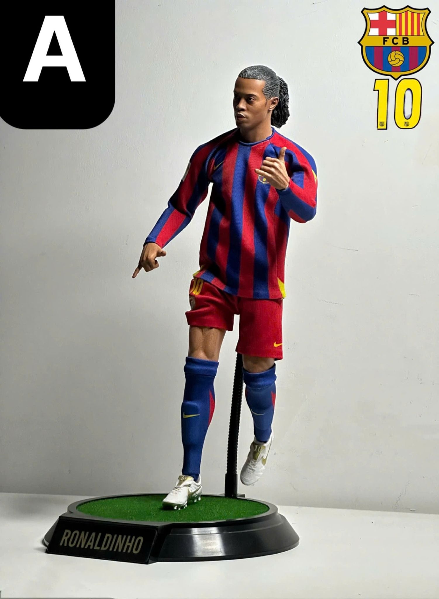  Mô hình cầu thủ bóng đá Ronaldinho Gaucho tỷ lệ 1/6. 