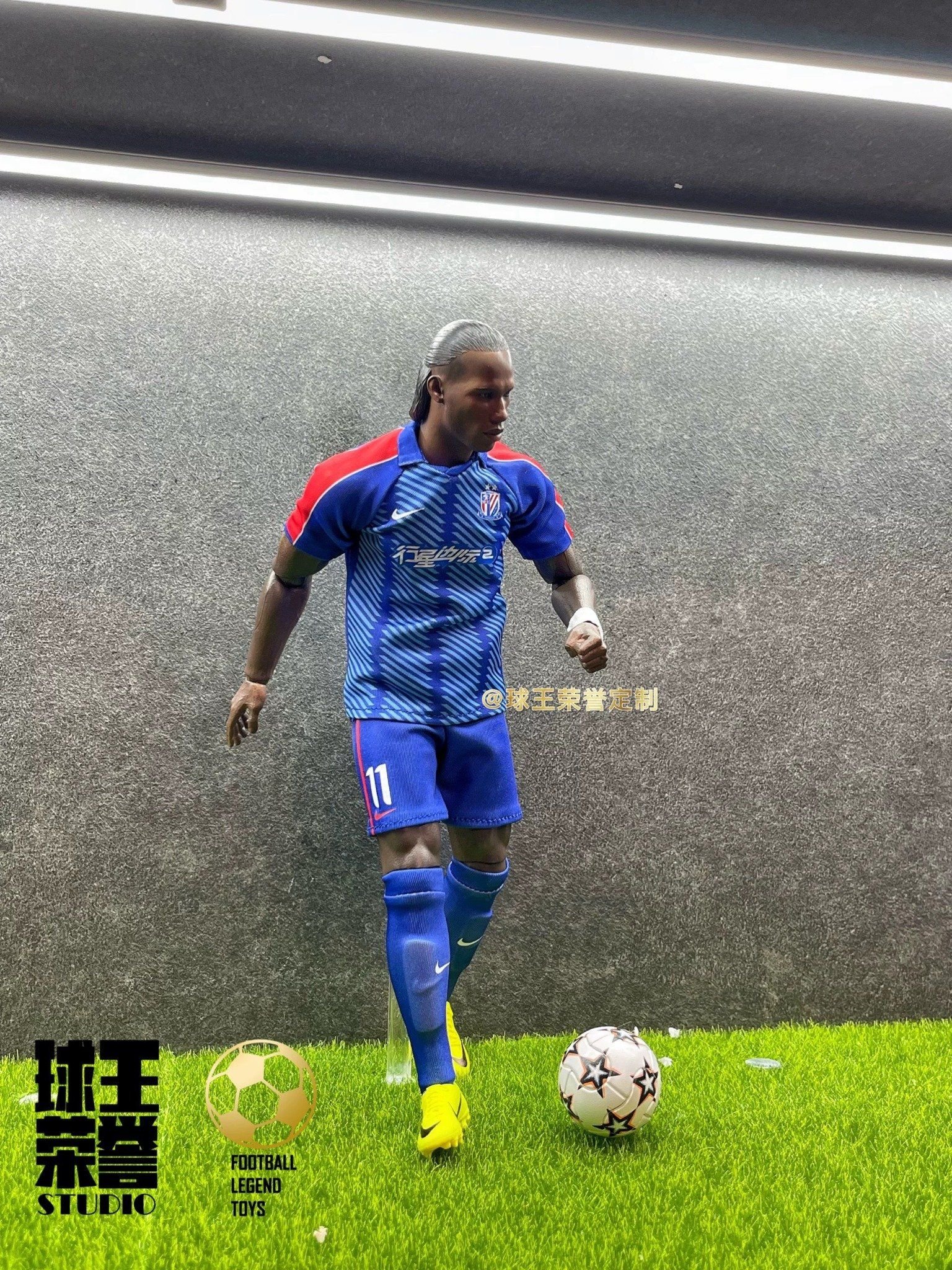  Mô hình cầu thủ bóng đá Didier Drogba voi rừng tỷ lệ 1/6. 