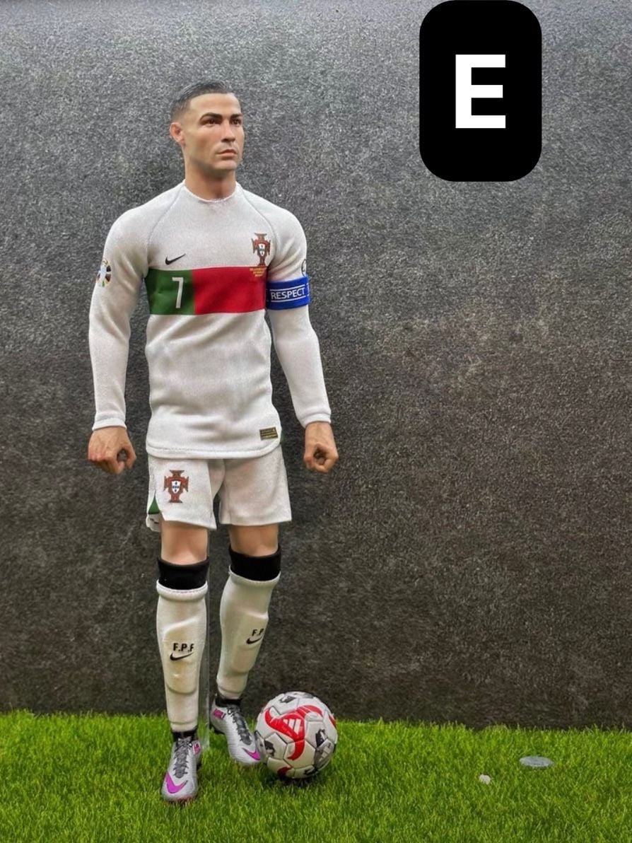  Mô hình Cristiano Ronaldo Portugal tỷ lệ 1/6. 