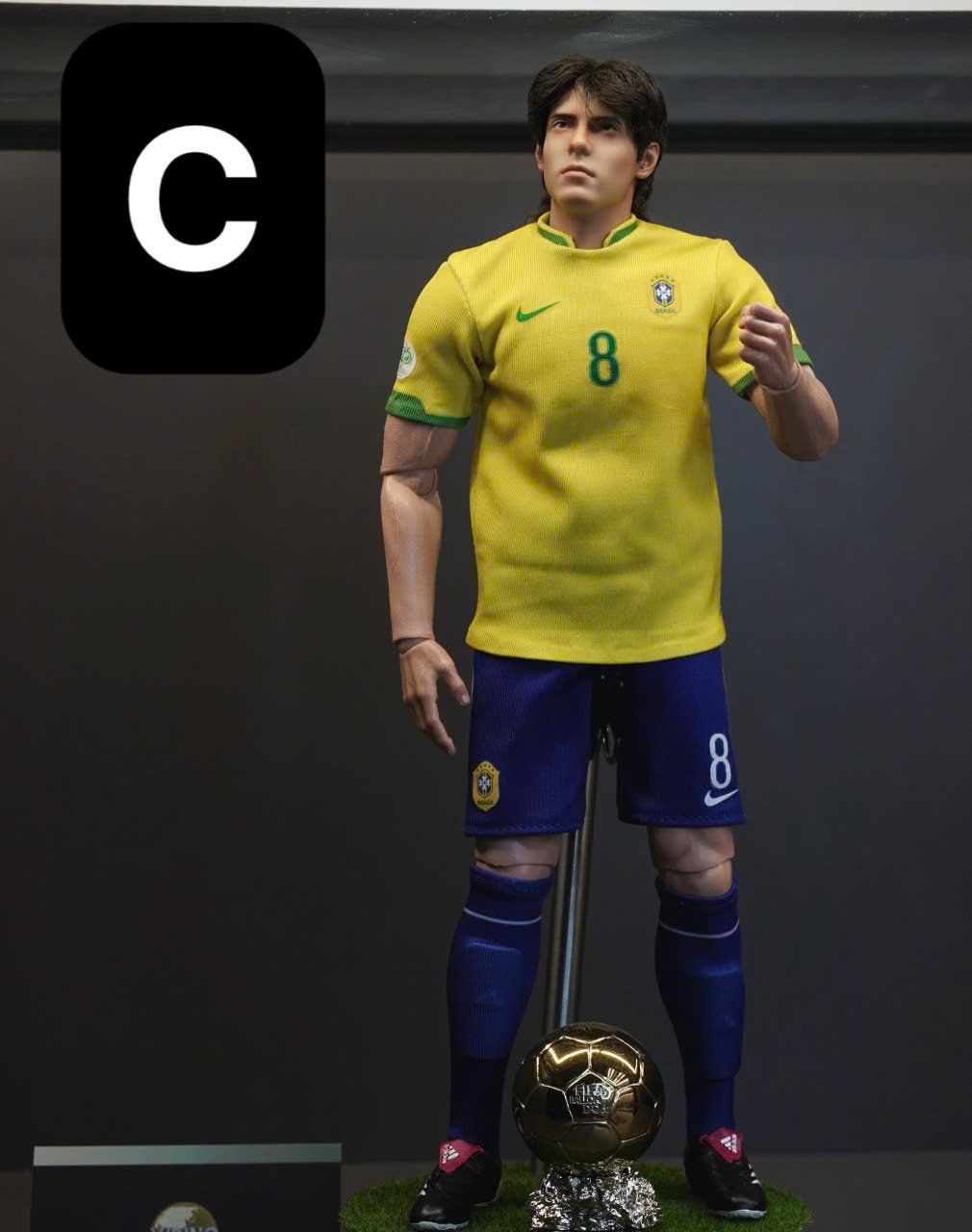  Mô hình cầu thủ bóng đá KaKa tỷ lệ 1/6. 