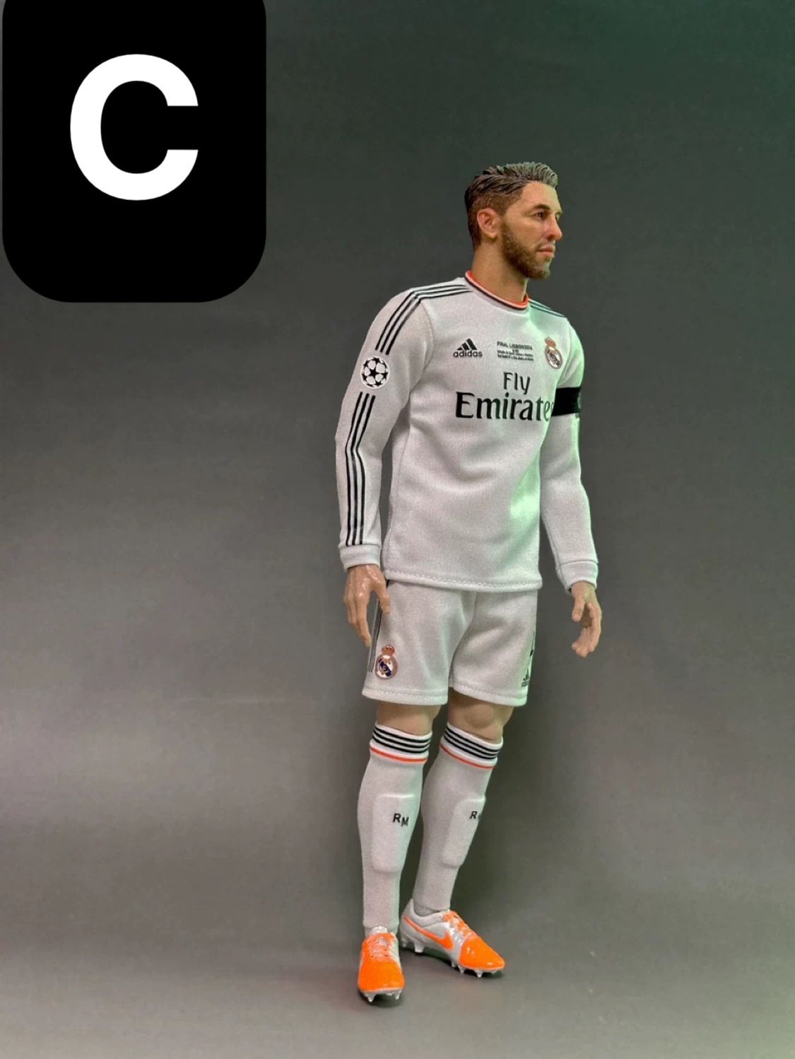  Mô hình cầu thủ bóng đá Sergio Ramos tỷ lệ 1/6. 