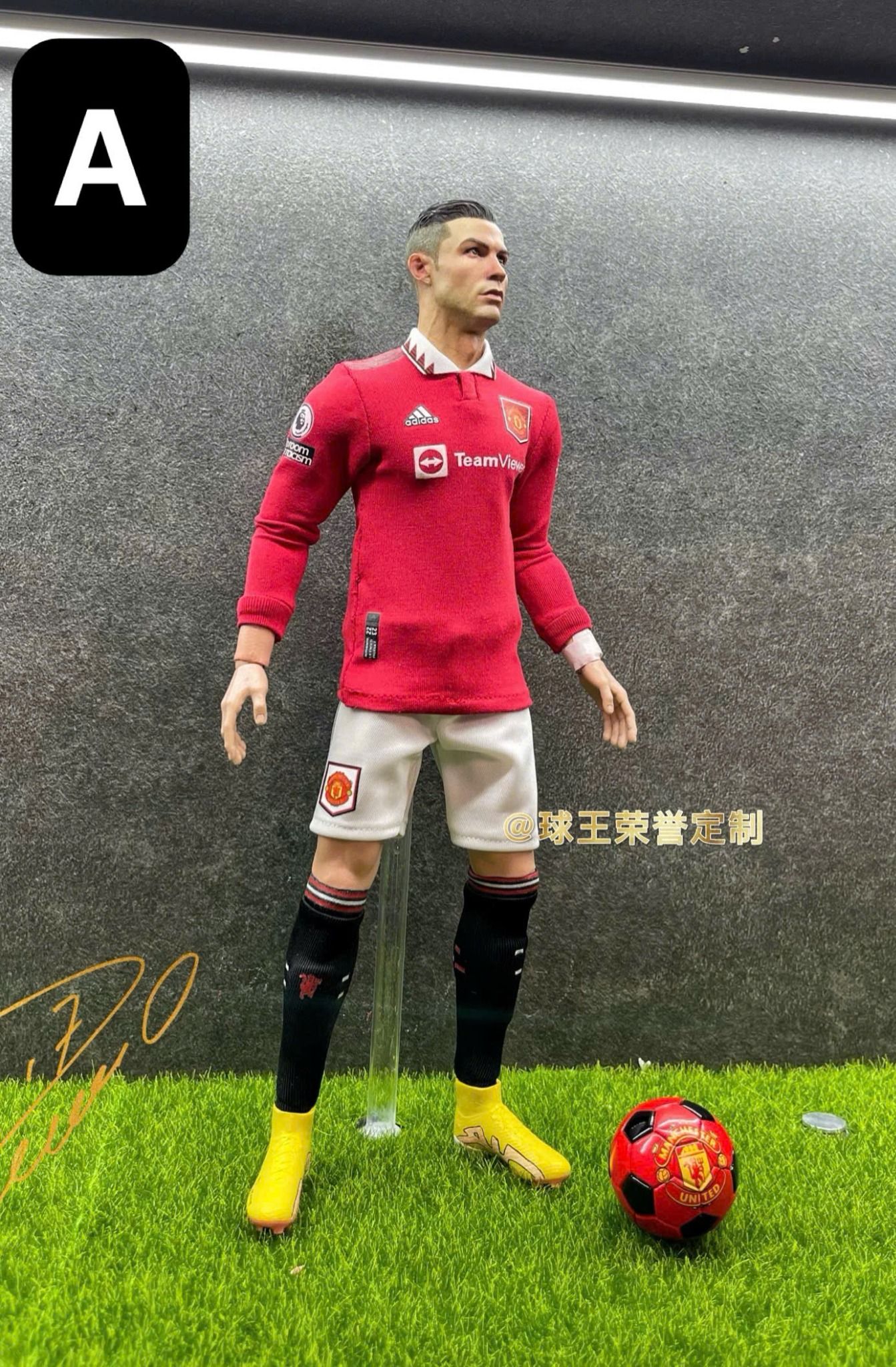  Mô hình cầu thủ bóng đá Cristiano Ronaldo CR7 Manchester United tỷ lệ 1/6. 