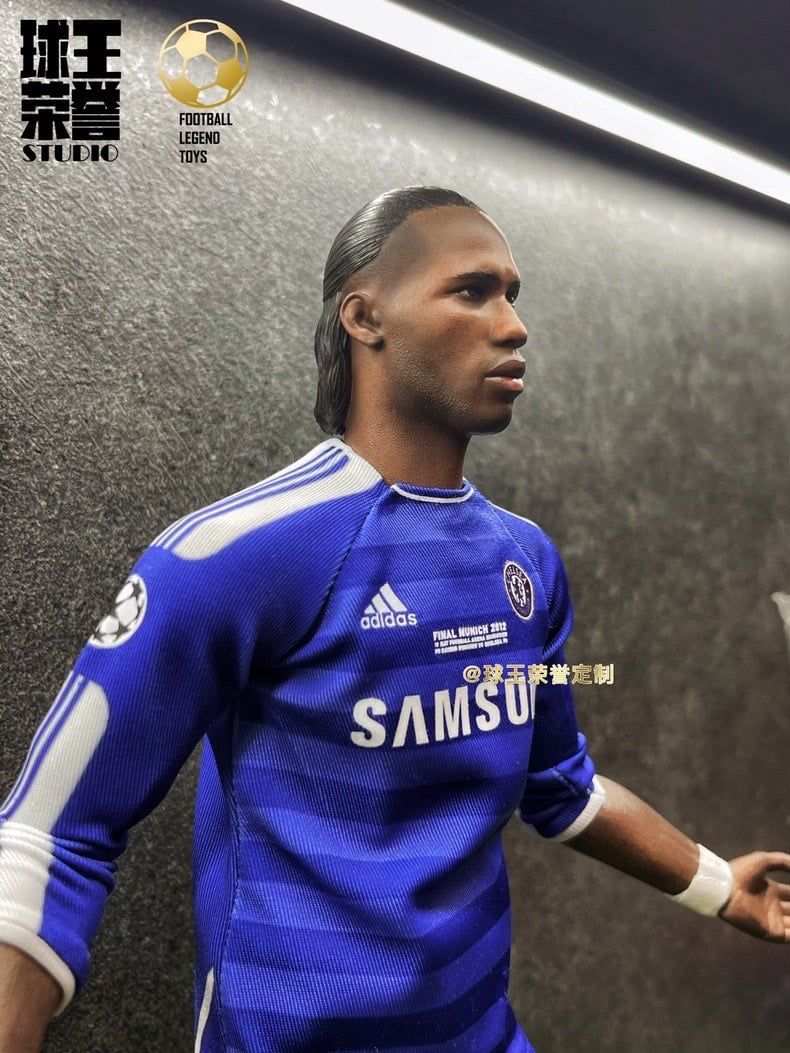 Mô hình cầu thủ bóng đá Didier Drogba voi rừng tỷ lệ 1/6. 