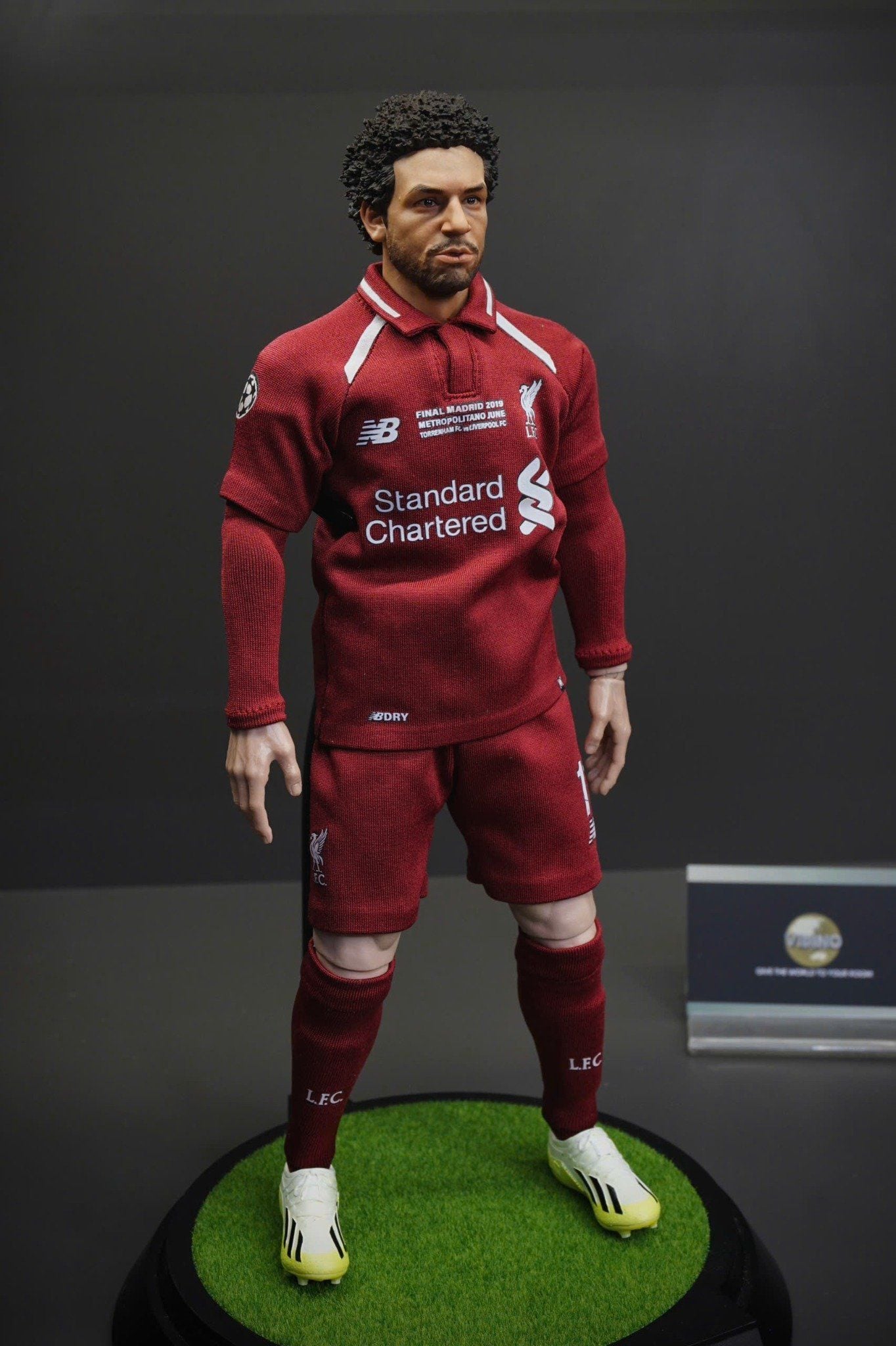  Mô hình cầu thủ Salah liverpool tỷ lệ 1/6. 