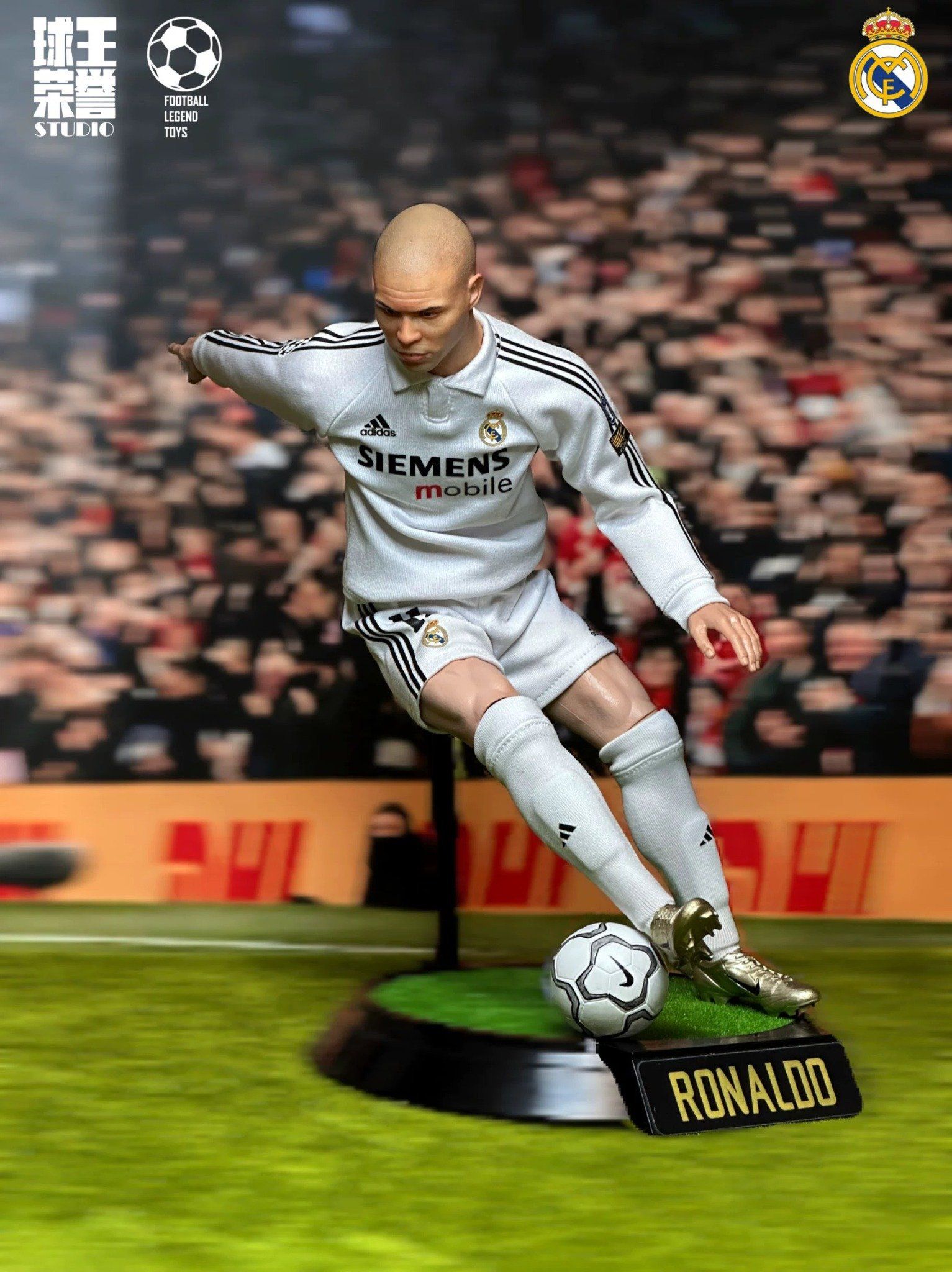  Mô hình Ronaldo Nazario delima người ngoài hành tinh  tỷ lệ 1/6. 