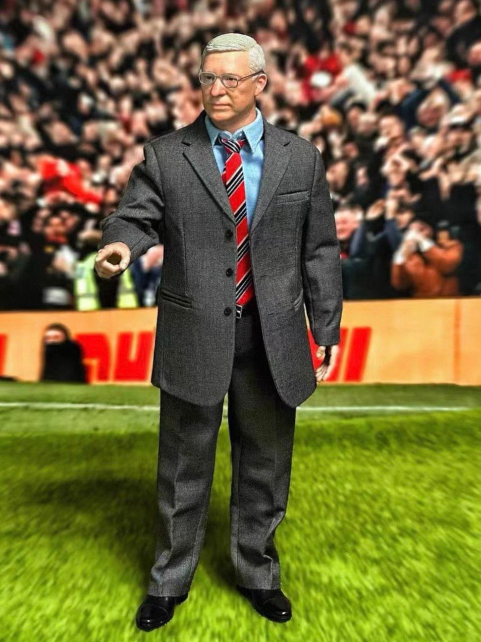 Mô hình huấn luyện viên Sir Alex Manchester United tỷ lệ 1/6. 