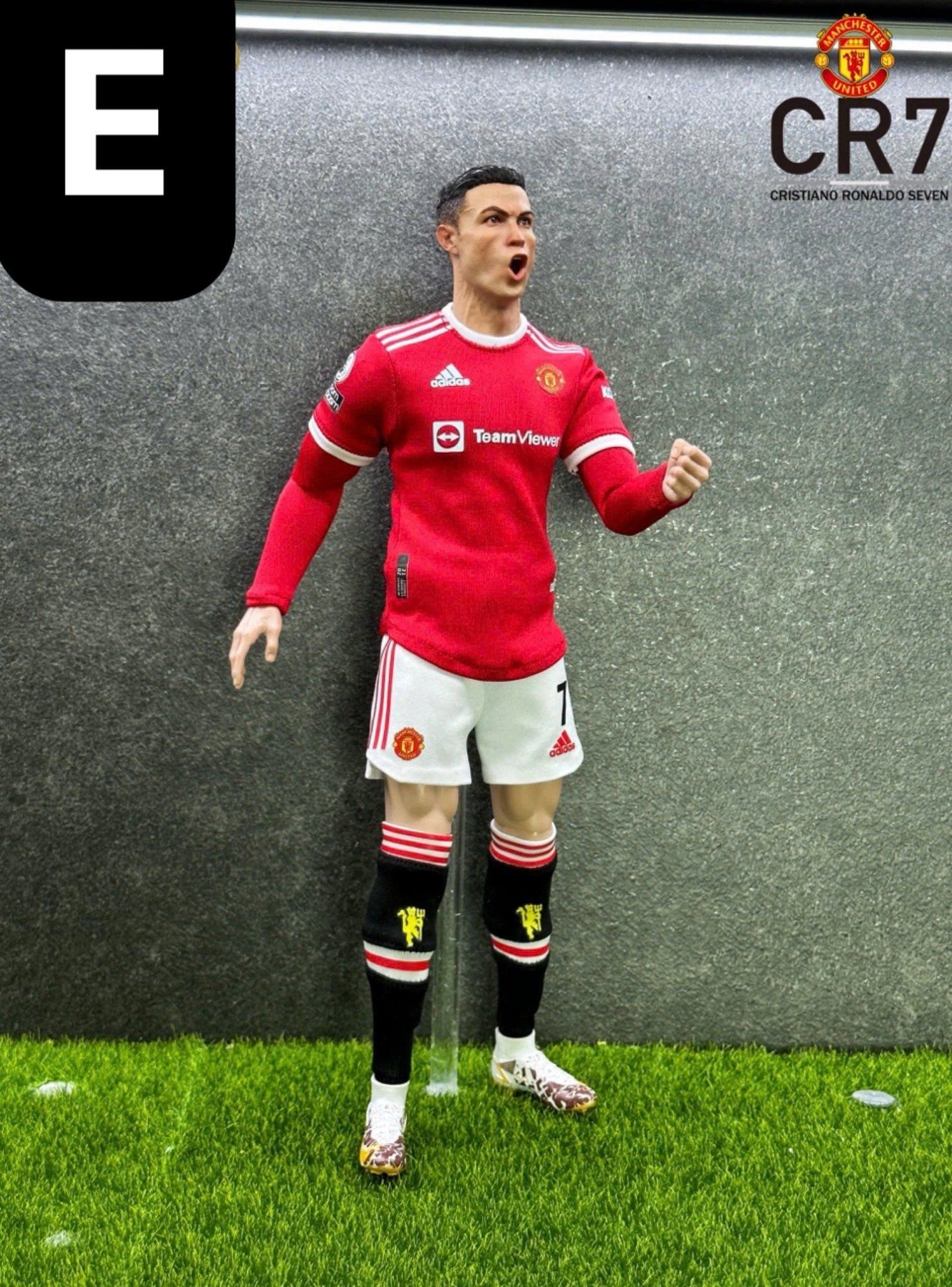  Mô hình cầu thủ bóng đá Cristiano Ronaldo CR7 Manchester United tỷ lệ 1/6. 