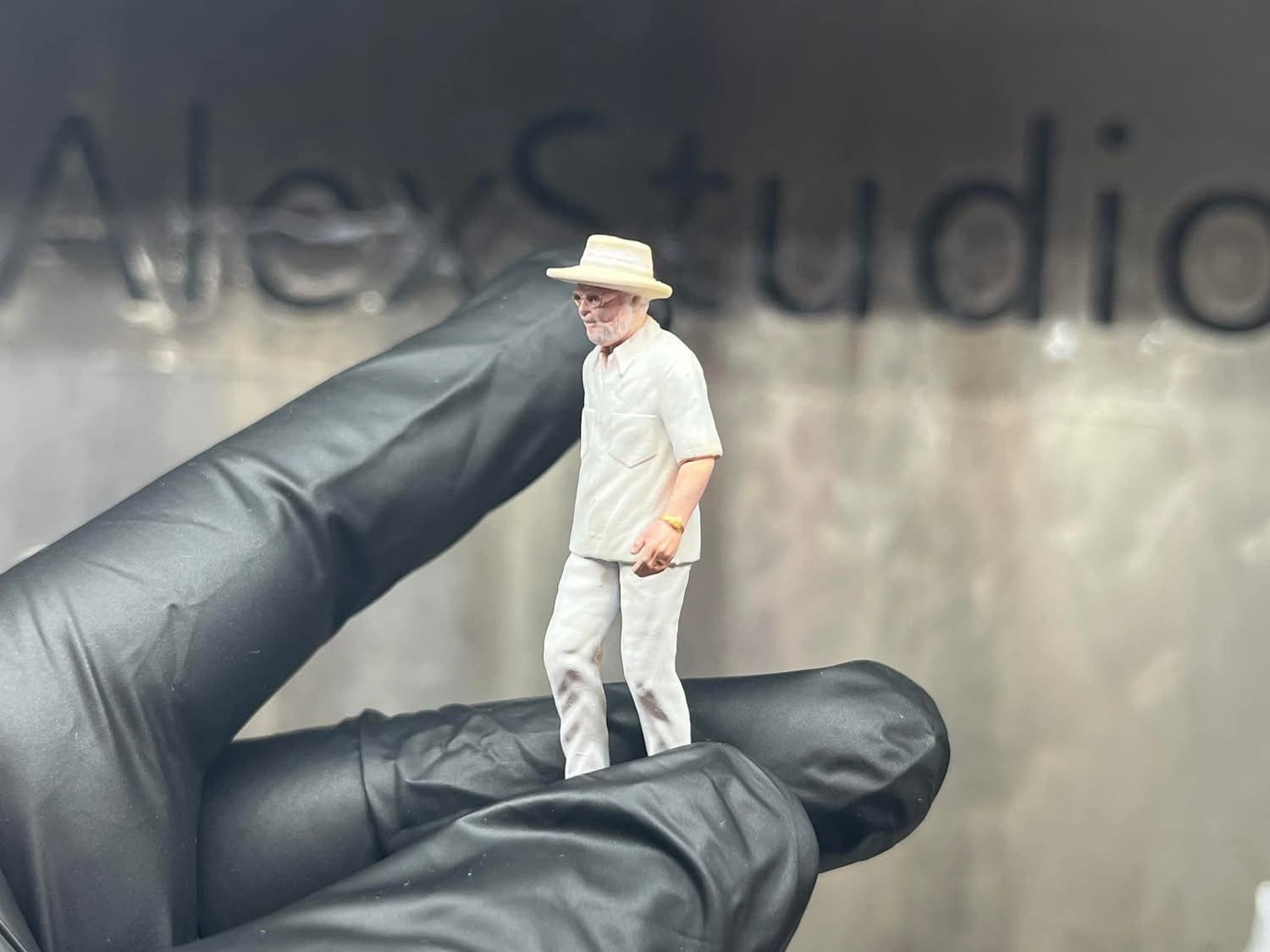  Mô hình figure Hammond jurassic park 1/35. 