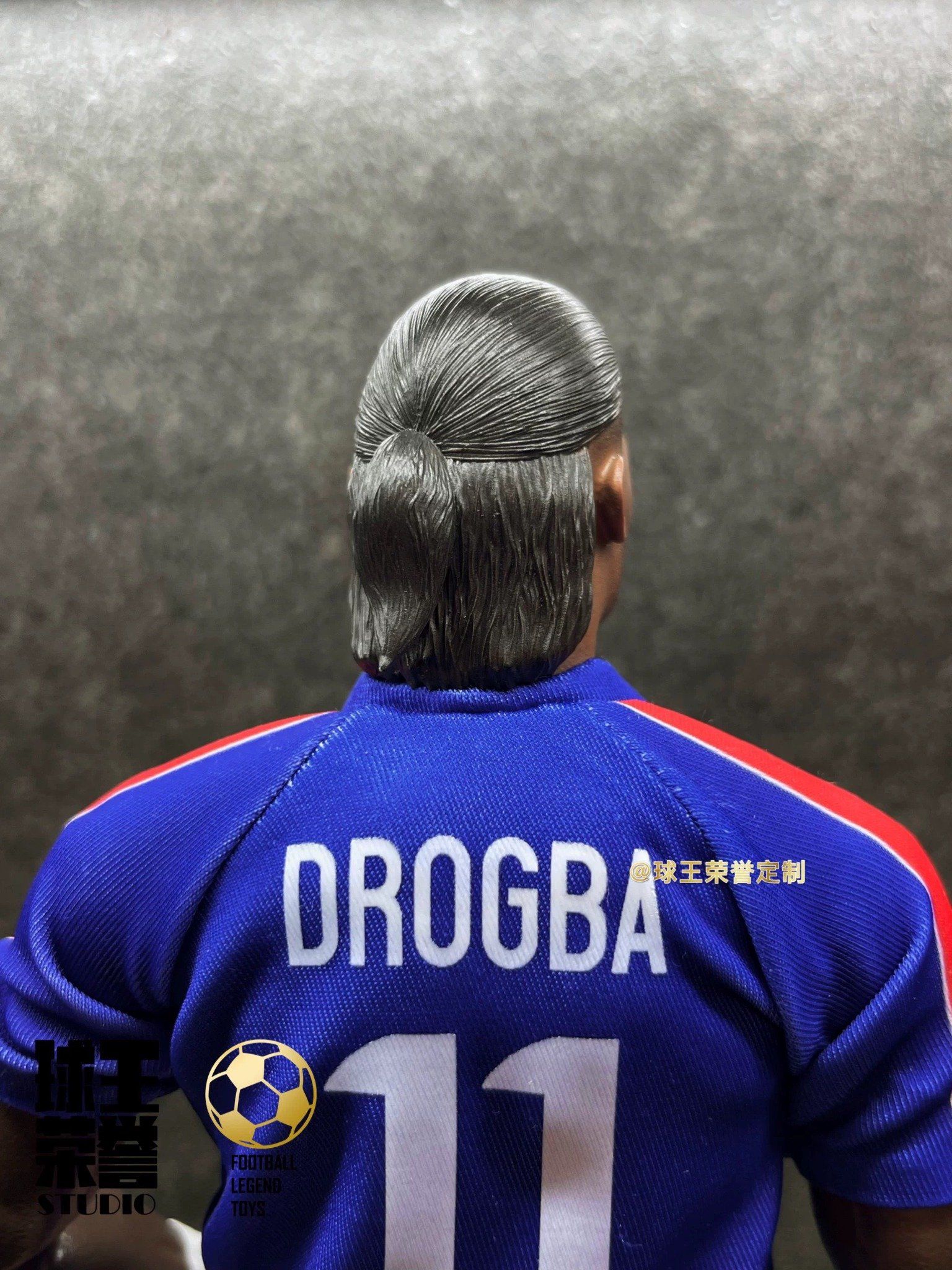  Mô hình cầu thủ bóng đá Didier Drogba voi rừng tỷ lệ 1/6. 