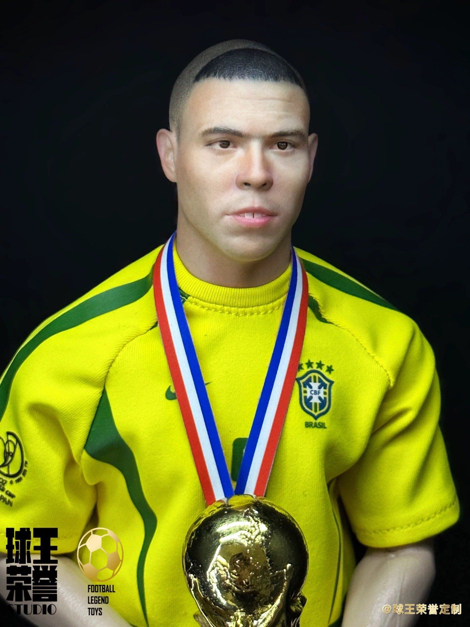  Mô hình Ronaldo Nazario delima người ngoài hành tinh  tỷ lệ 1/6. 