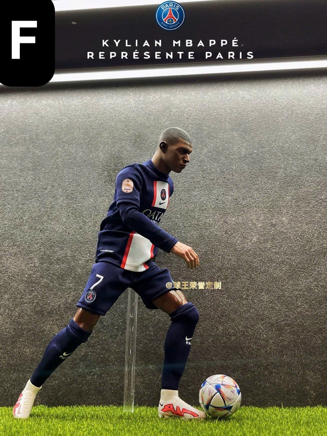 Mô hình cầu thủ bóng đá Mbappe tỷ lệ 1/6. 