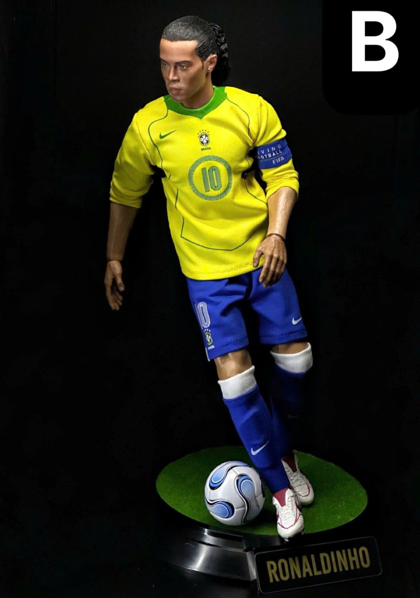  Mô hình cầu thủ bóng đá Ronaldinho Gaucho tỷ lệ 1/6. 
