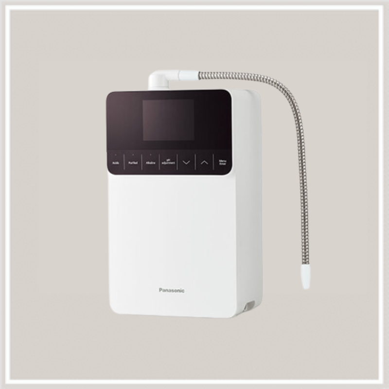 Máy lọc nước điện giải ion kiềm Panasonic TK-AS700-WVN đặt trên bàn bếp Máy lọc nước điện giải ion kiềm Panasonic TK-AS700-WVN đặt trên bàn bếp