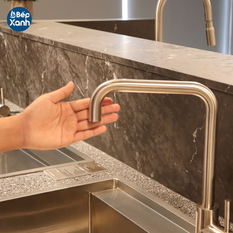 Vòi rửa chén nóng lạnh Malloca K559-SN / Inox 304 - Giữ vòi K559-SN luôn sáng đẹp