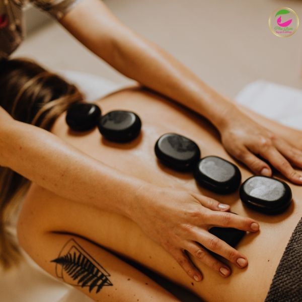 Massage đá nóng