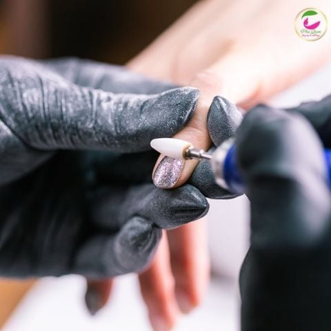 Tẩy gel móng tay