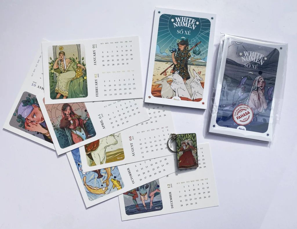 Boxset White Numen Tarot (Bộ Bài + Sách Hướng Dẫn) - Tặng Kèm Bộ Quà All-In: Sổ Xé In Bìa Art Bài + Bộ Postcard In Hình Art Bài Kèm Lịch 2025 + Móc Khóa In Art Bài Random
