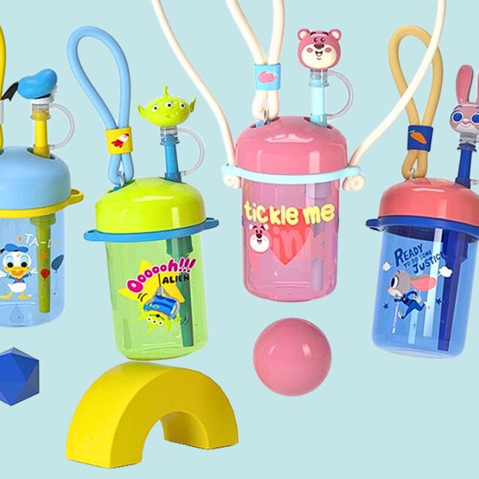 Bình Đựng Nước Nhựa Cao Cấp Có Ống Hút Họa Tiết Disney Dễ Thương Cho Bé
