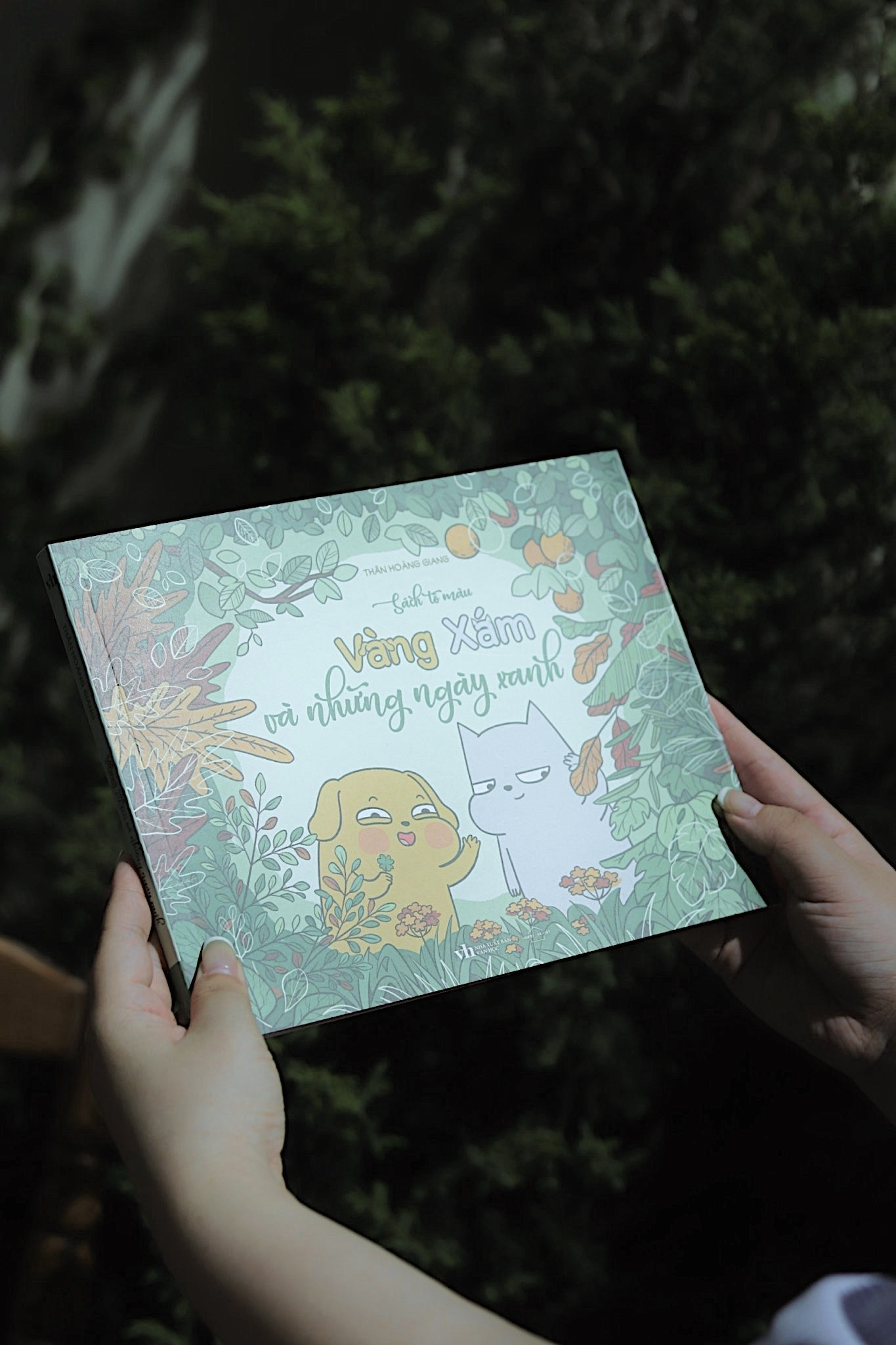 Sách Tô Màu - Vàng Xám Và Những Ngày Xanh - Tặng Kèm Sticker