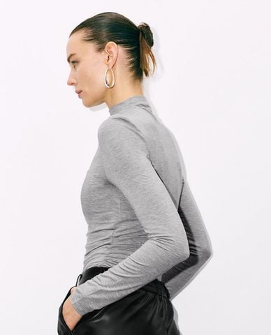  URBAN REVIVO - Áo thun nữ cổ cao tay dài phom ôm quyến rũ 