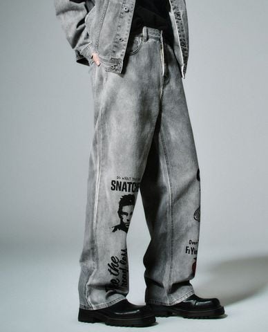  URBAN REVIVO - Quần jeans nam ống rộng phối họa tiết 
