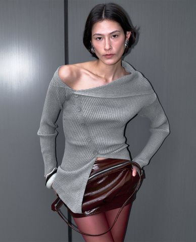  URBAN REVIVO - Áo trễ vai nữ dệt kim tay dài One Shoulder 