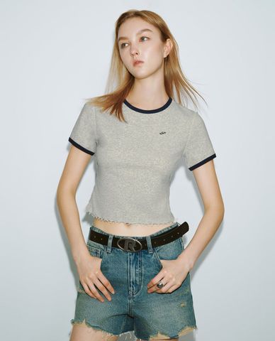  URBAN REVIVO - Áo croptop nữ cổ tròn tay ngắn 
