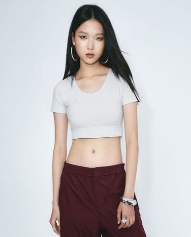  URBAN REVIVO - Áo croptop nữ cổ tròn hiện đại 