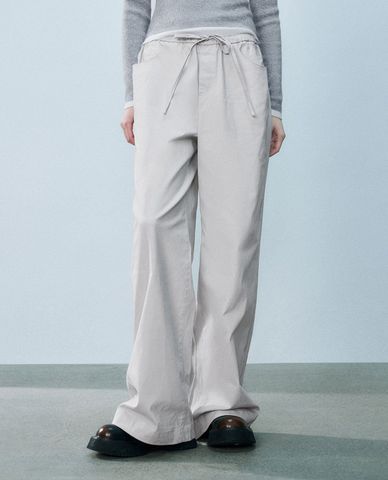  URBAN REVIVO - Quần nữ ống rộng lưng thun hiện đại 