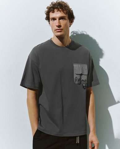  URBAN REVIVO - Áo thun nam cổ tròn tay ngắn phối túi hộp 