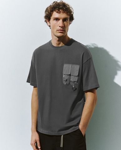  URBAN REVIVO - Áo thun nam cổ tròn tay ngắn phối túi hộp 