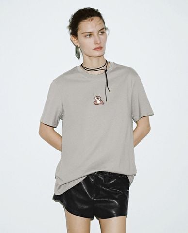  URBAN REVIVO - Áo thun nữ cổ tròn in hình hiện đại 